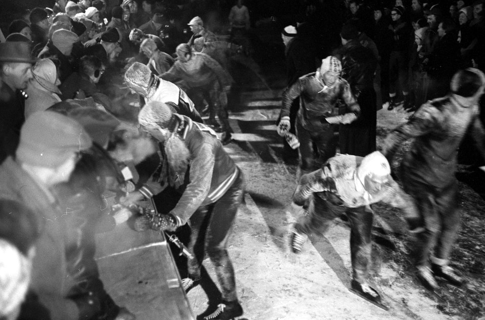 Elfstedentocht 1963. De eerste deelnemers bij de controlepost te Sneek, Bestanddeelnr 914-7229