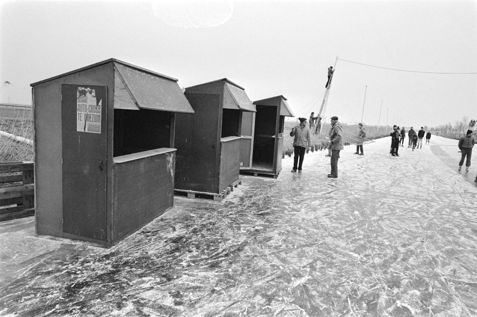 Elfstedentocht, bij de finish worden de stempelhokjes neergezet, Bestanddeelnr 933-2424
