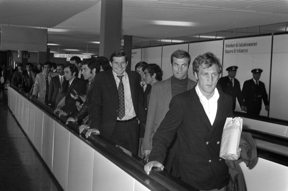 Elftal Dynamo Tbilisi op Schiphol, spelers van Dymano, Bestanddeelnr 925-9064
