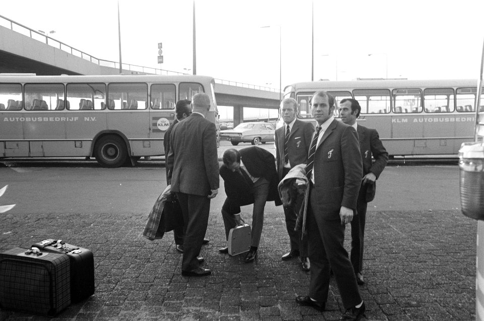 Elftal Feyenoord arriveert op Schiphol uit Milaan. Piet Romeijn, Eddy Treytel e…, Bestanddeelnr 922-9694