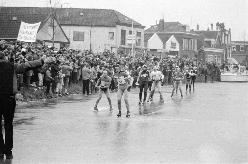 Elfstedentocht 1985, Bolsward, aankomst kopgroep links (nr. 220) de latere winna, Bestanddeelnr 933-2428