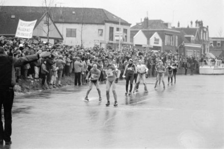 Elfstedentocht 1985, Bolsward, aankomst kopgroep links (nr. 220) de latere winna, Bestanddeelnr 933-2428
