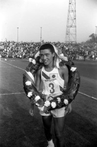 Elfde Internationale Marathon Enschede. Yoshiro Mifune met krans, Bestanddeelnr 920-6395