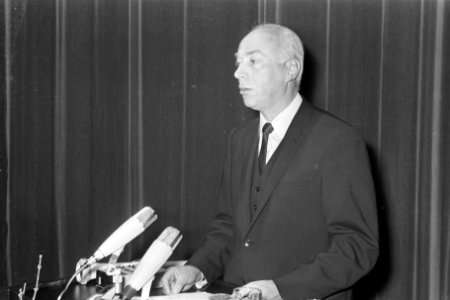 Elfde Serie Verkeerstechnische Leergangen van de ANWB door minister drs. J. A. B, Bestanddeelnr 921-2258