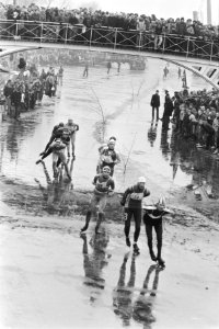 Elfstedentocht 1985, Dokkum, doorkomst van de wedstrijdrijders in Dokkum, Bestanddeelnr 933-2432