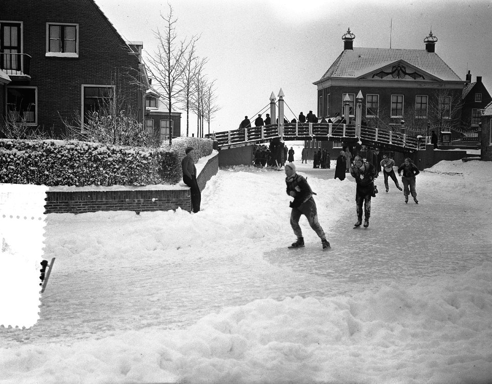 Elfstedentocht. Kopgroep in Hindeloopen, Bestanddeelnr 907-5936