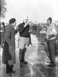 Elfstedentocht. Klaas Schipper(Steenwijkerwold) met verbonden hoofd (na val). Re, Bestanddeelnr 902-0335