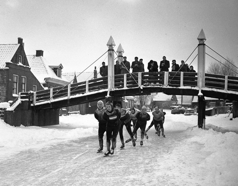 Elfstedentocht. Kopgroep in Hindeloopen, Bestanddeelnr 907-5935
