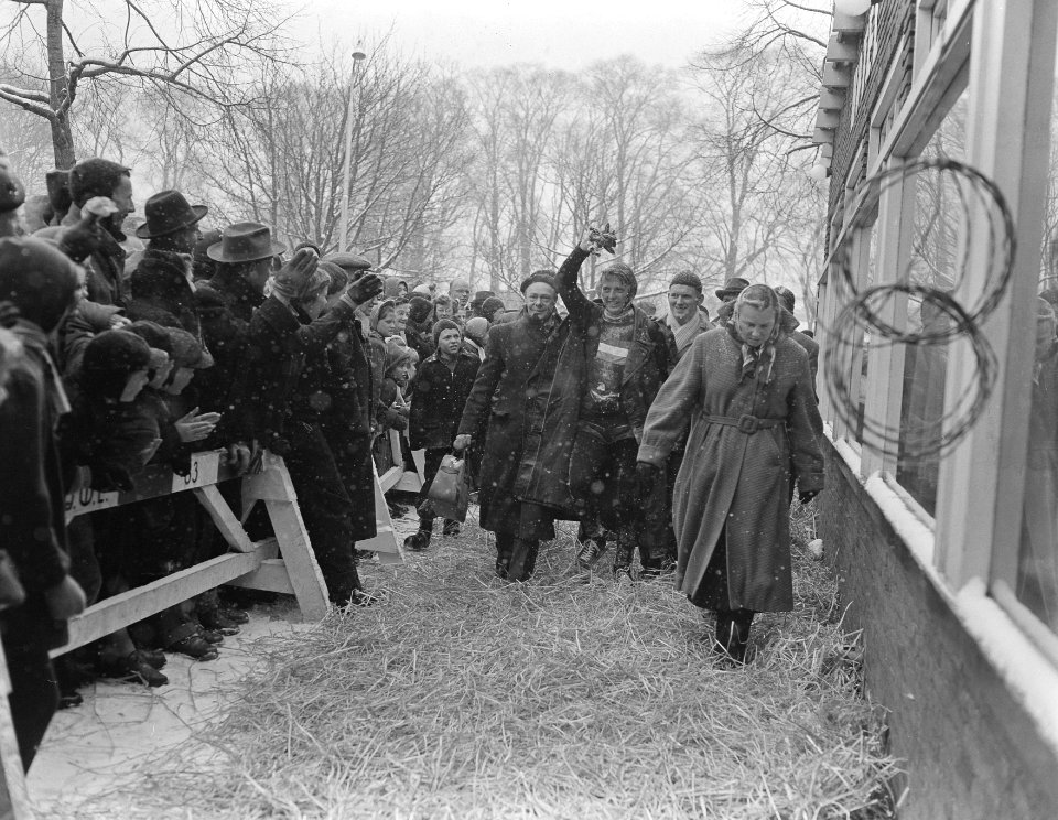 Elfstedentocht Jean van de Berg met vrouw, Bestanddeelnr 907-5945
