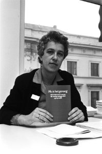 Els Hoogerhuis , voorzitster Bestuur Stichting Handen Thuis met brochure op pers, Bestanddeelnr 933-5934