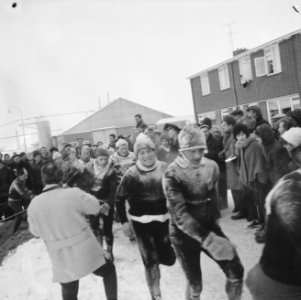 Elfstedentocht 1963. De kopgroep aan het klunen in Workum, Bestanddeelnr 914-7250