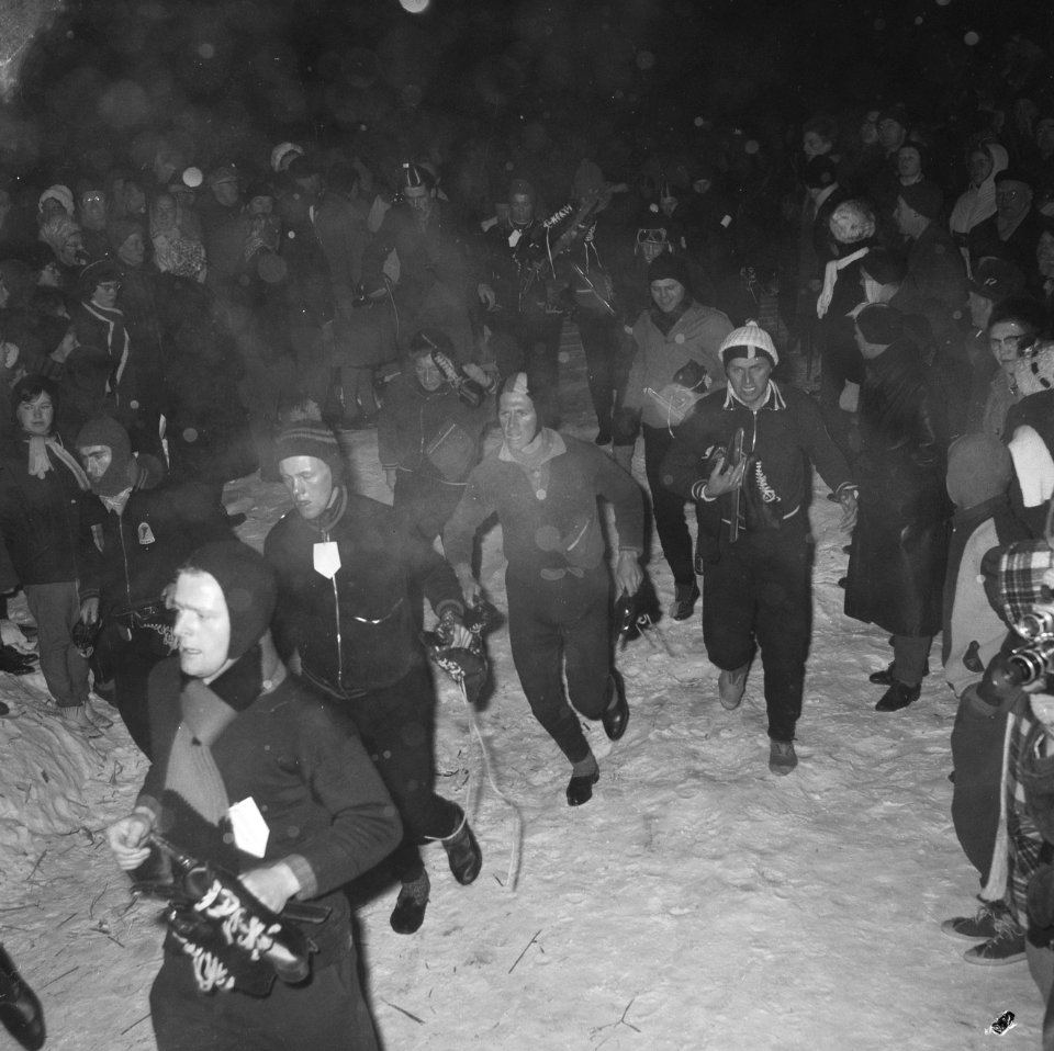 Elfstedentocht 1963. De deelnemers tijdens de wedloop naar het ijs bij de start, Bestanddeelnr 914-7248