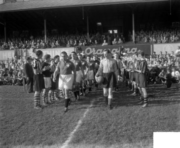 Elftallen komen op het veld, Bestanddeelnr 904-2471