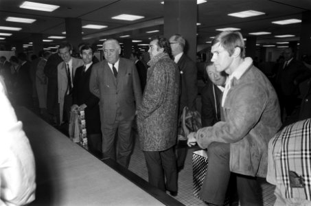 Elftal Feyenoord arriveert op Schiphol uit Milaan. Bij de bagageband o.a. Coen M, Bestanddeelnr 922-9692