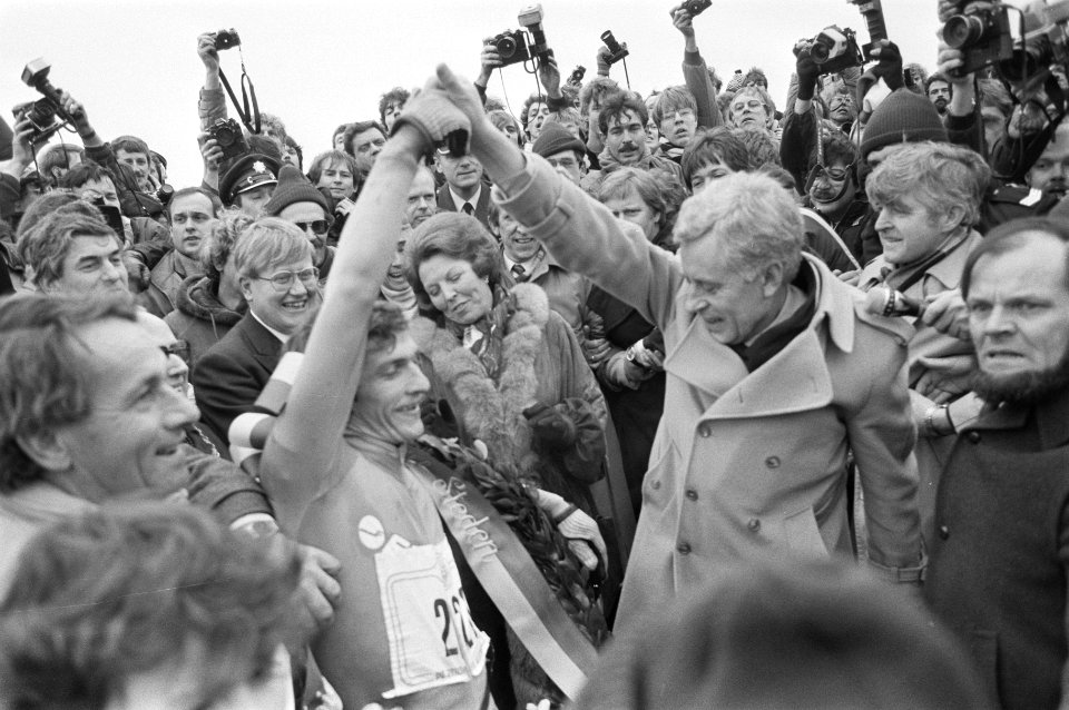 Elfstedentocht 1985, finish Leeuwarden Elfstedenvoorz. Sipkema heft de arm van , Bestanddeelnr 933-2435