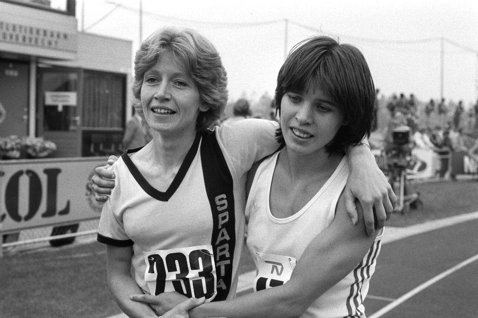 Els Vader (rechts) wordt gefeliciteerd door Conny Vermazen, Bestanddeelnr 931-6173