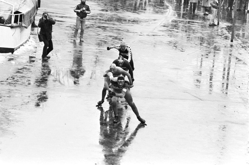Elfstedentocht 1985, Dokkum, vertrek kopgroep uit Dokkum, Kooiman, winnaar Van B, Bestanddeelnr 933-2433