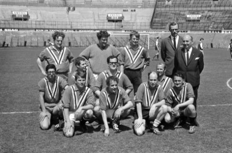 Elftalfoto van toneelgezelschap Nieuwe Comedie in het Olympisch Stadion, Bestanddeelnr 919-1820