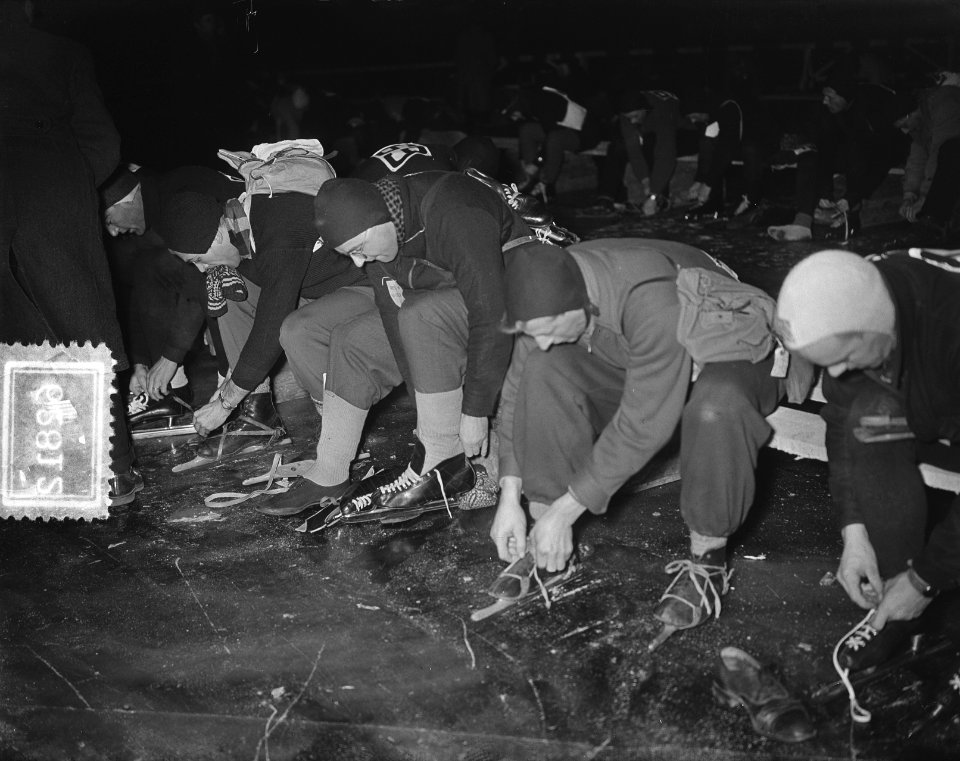 Elfstedentocht, deelnemers binden schaatsen onder, Bestanddeelnr 906-2812
