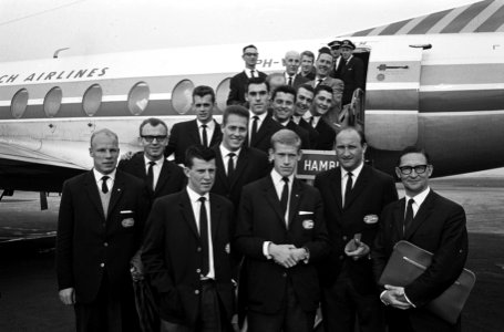 Elftal van PSV van Schiphol naar Esbjerg vertrokken voor Europa Cup Het vertre, Bestanddeelnr 915-5568