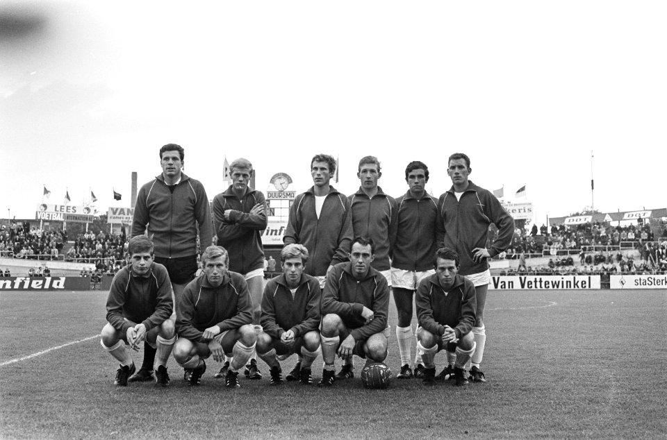Elftalfoto van de voetbalclub Telstar uit Velzen. Heinz Stuy, Tjeerd Kort, Van …, Bestanddeelnr 919-6504