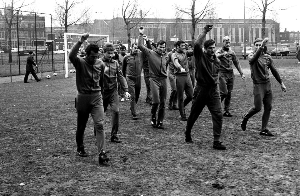 Elftal Vorwarts traint in Feyenoord Stadion, Bestanddeelnr 923-3545