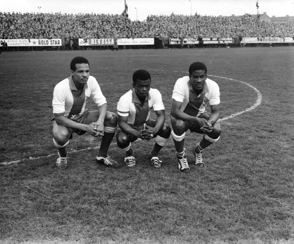 Elftal van Elinkwijk, v.l.n.r. Kruin, Marbach en Mijnals (Elinkwijk), Bestanddeelnr 910-2971