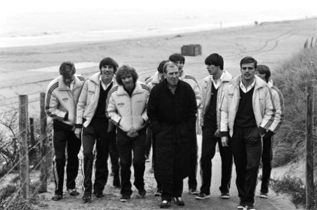 Elftal van FC Haarlem met trainer Hans van Doorneveld na een korte strandwandeli, Bestanddeelnr 932-3852