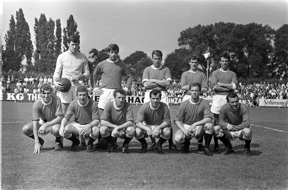 Elftal Vitesse, staand v.l.n.r. v.d. Zwaard, Bram van Kerkhof, van Ingen, Hofs, , Bestanddeelnr 921-6219