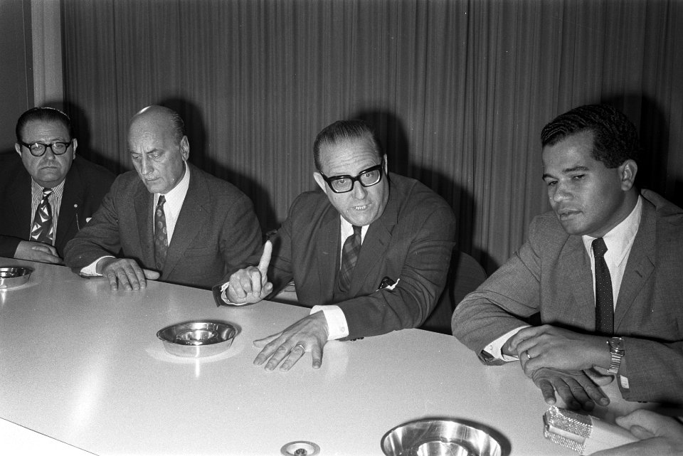 Elftal Nacional (Uruguay) op Schiphol Consul Walter Llorens Fernandez, Homero Ba, Bestanddeelnr 924-8895