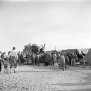 Emigranten (oliem) uit landen van achter het IJzeren Gordijn worden na aankomst , Bestanddeelnr 255-1158