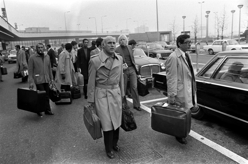 Elftal Olympique Marseille arriveert op Schiphol Trainer Leduc, Bestanddeelnr 925-0977