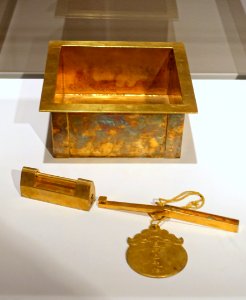 Empress Xiaoke's seal tray, lock, and key, China, 1922 AD, gold alloy - Peabody Essex Museum - DSC07905