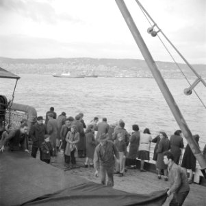 Emigranten (oliem) op weg naar Israel aan boord van een schip staande aan de rai, Bestanddeelnr 255-1115