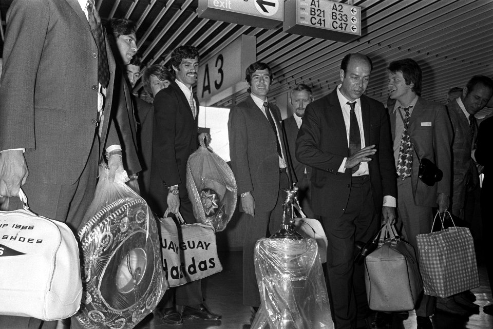 Elftal Nacional (Uruguay) arriveert op doorreis op Schiphol, Bestanddeelnr 924-8899