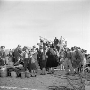 Emigranten (oliem) uit landen van achter het IJzeren Gordijn worden na aankomst , Bestanddeelnr 255-1157