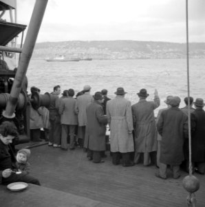 Emigranten (oliem) op weg naar Israel aan boord van een schip staande aan de rai, Bestanddeelnr 255-1116