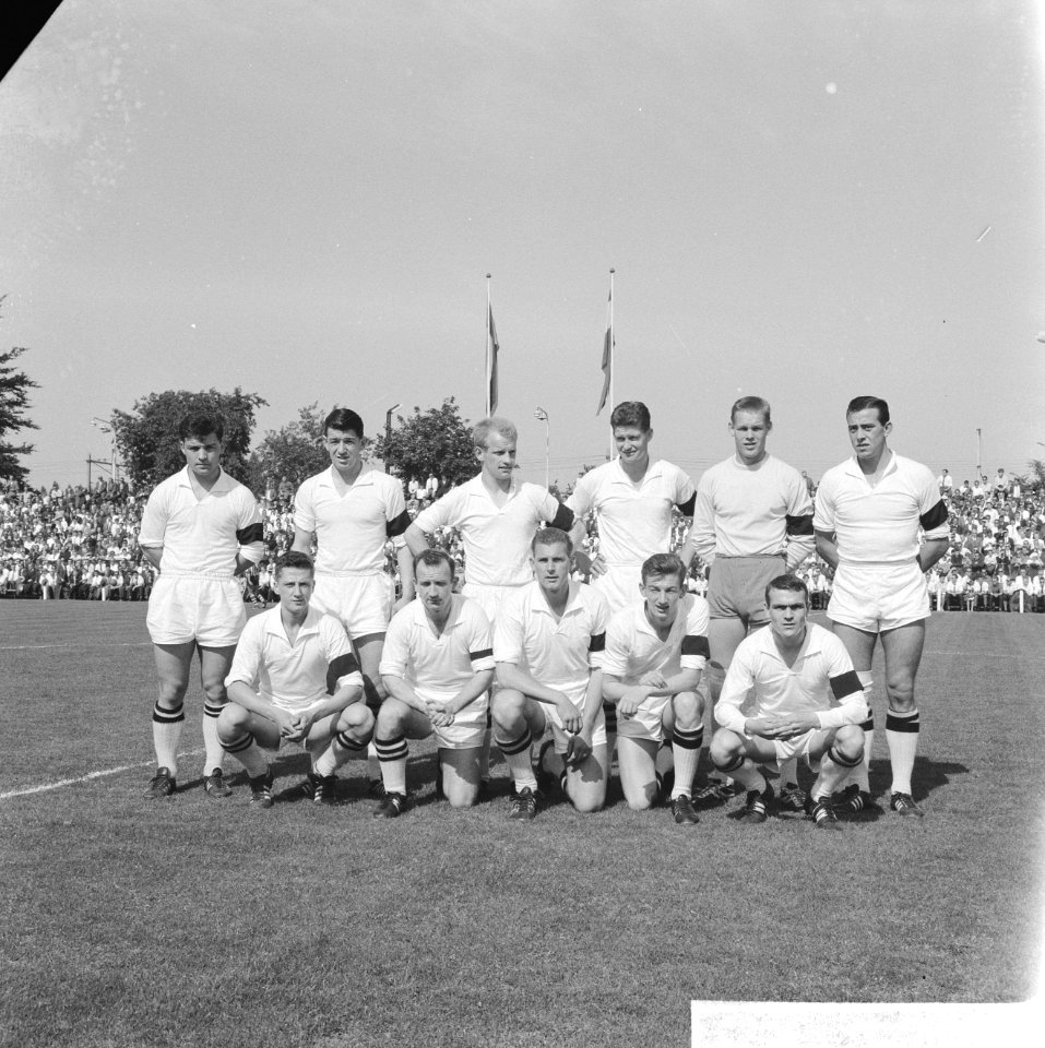 Elftal NAC, staand v.l.n.r. Theo Laseroms, Jan van Hoogenhuizen, Adri Pelkmans, , Bestanddeelnr 914-2573