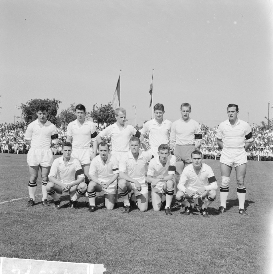 Elftal NAC, staand v.l.n.r. Theo Laseroms, Jan van Hoogenhuizen, Adri Pelkmans, , Bestanddeelnr 914-2574