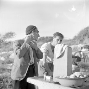 Emigranten (oliem) in het doorgangskamp St Lucas bij Haifa tijdens het scheren…, Bestanddeelnr 255-1178