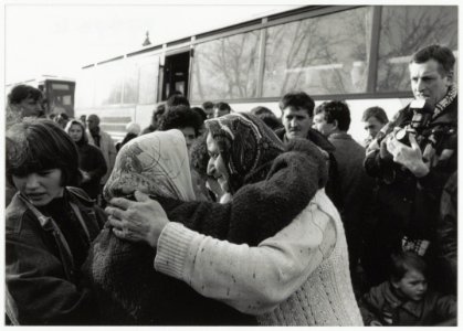 Emotioneel weerzien van Bosnische vluchtelingen in de Ripperda kazerne. NL-HlmNHA 54033997