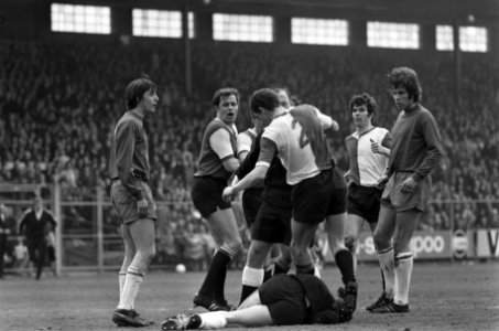 Emoties lopen hoog op als Johan Cruijff (r) (Ajax) doelverdediger Eddy Treijtel , Bestanddeelnr 923-4742