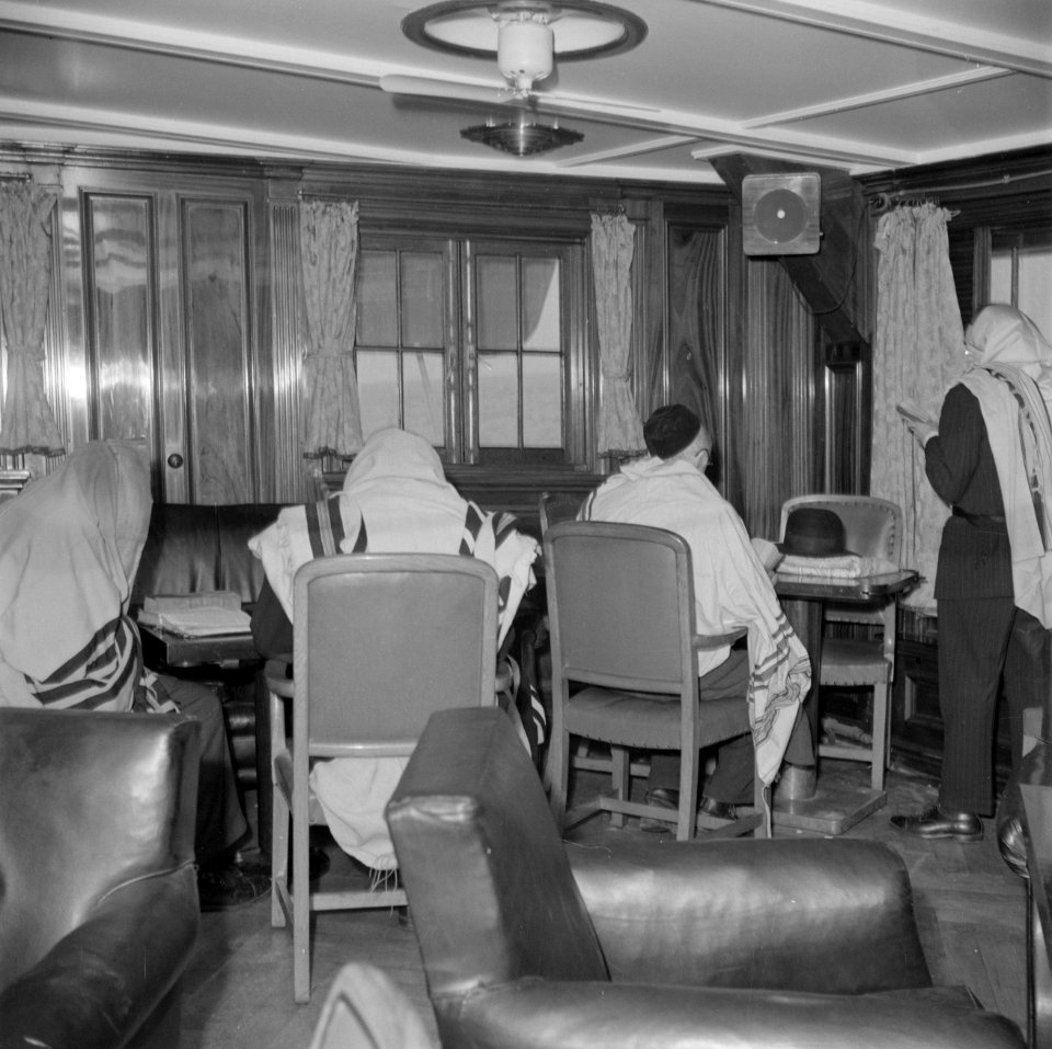 Emigranten (oliem) op weg naar Israel, gehuld in gebedsmantels, in de lounge v…, Bestanddeelnr 255-1113