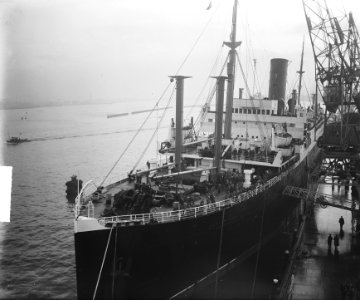 Empire Brent met militairen uit Indonesie in Amsterdam, Bestanddeelnr 903-7030