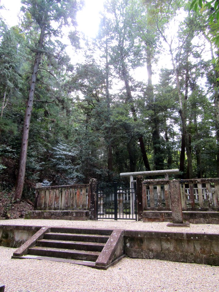 Emperor-Godaigo-Grave-Yoshino