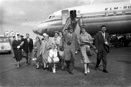 Emigrantenouders winnaars terug uit Canada met DC8, Bestanddeelnr 911-3345