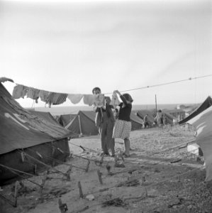 Emigranten (oliem) in het doorgangskamp St Lucas bij Haifa bij de hun tenten m…, Bestanddeelnr 255-1174