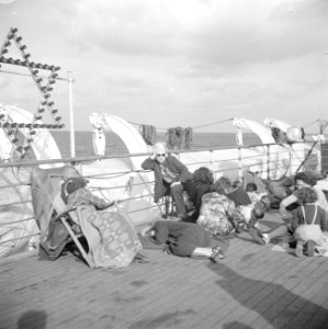 Emigranten (oliem) aan dek van het schip dat hen naar Israel brengt bij de reddi, Bestanddeelnr 255-1102