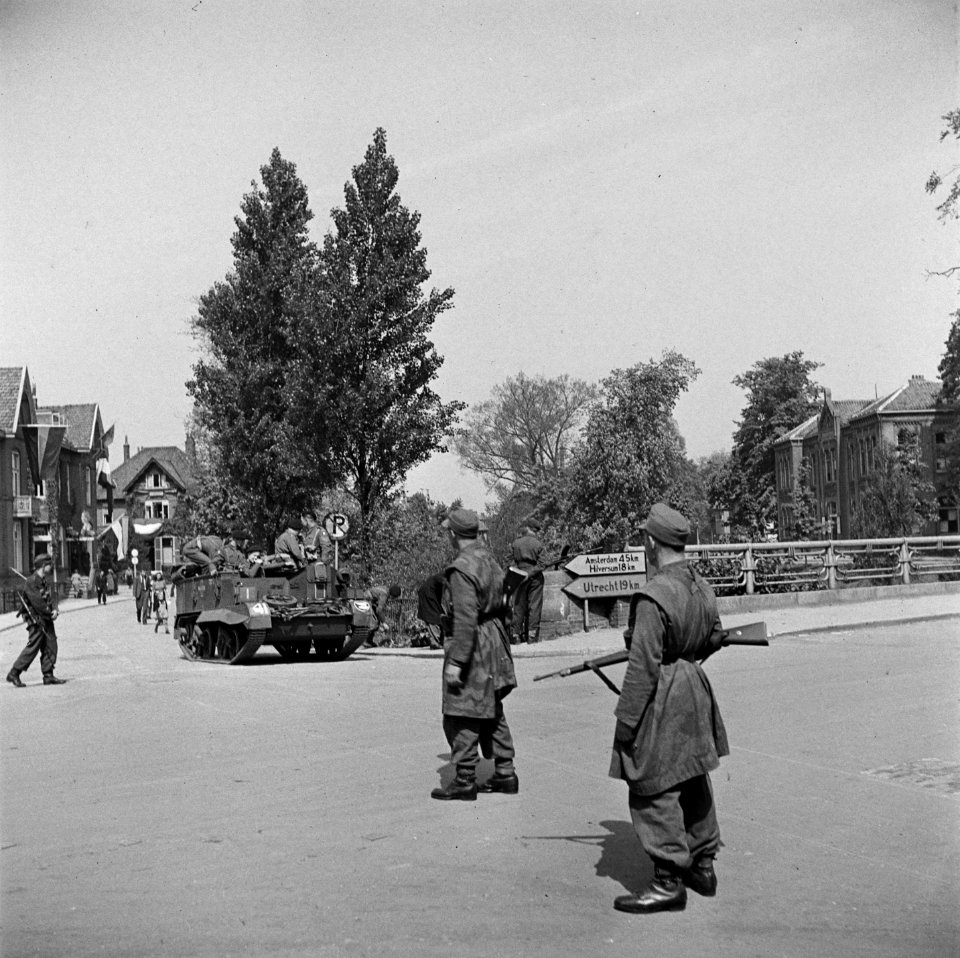En Britse brencarrier van de 49th West Riding Infantry Division nadert enkele no, Bestanddeelnr 900-2838
