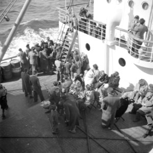 Emigranten (oliem) aan dek van het schip dat hen naar Israel brengt, Bestanddeelnr 255-1101